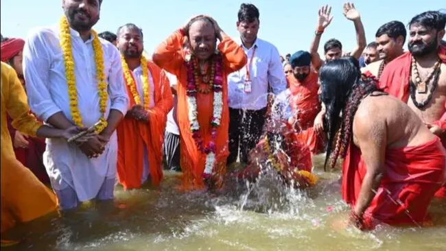 छत्तीसगढ़ के सीएम साय ने महाकुंभ में लगाई डुबकी