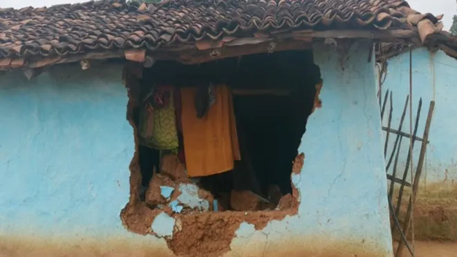 हाथी ने तोड़ा घर