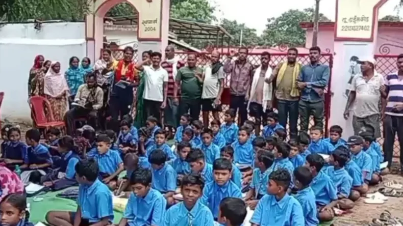 स्कूल में दूसरी बार जड़ा ताला 
