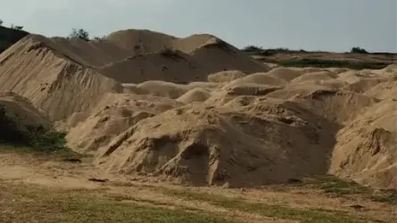 700 ट्रैक्टर रेत जब्त