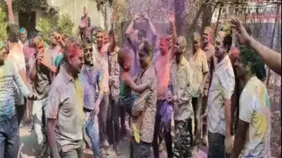 होली के रंग में रंगे 