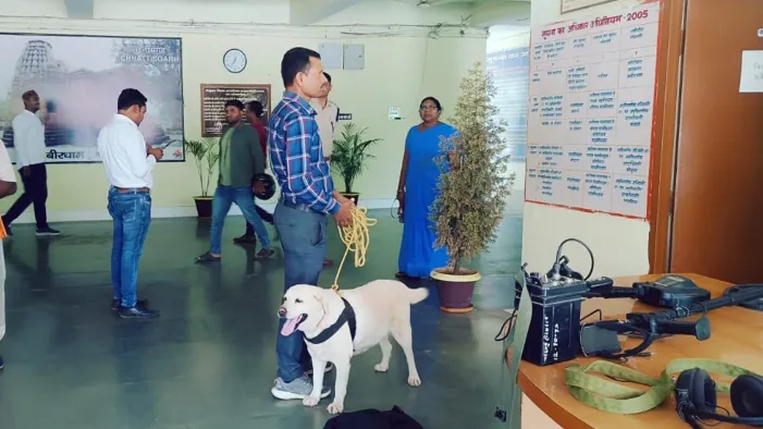 बम से उड़ाने की धमकी