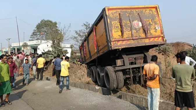 ट्रक घर में घुसा