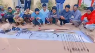 शिकारी गिरफ्तार