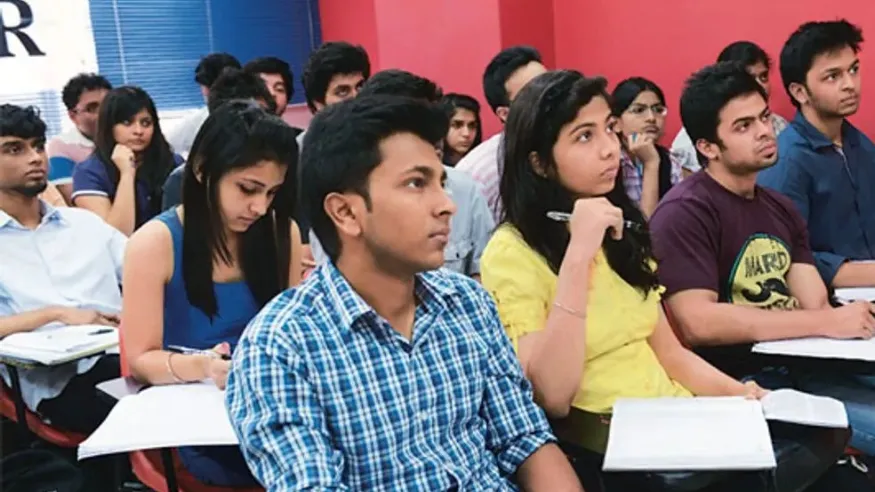 कॉलेज में छात्र