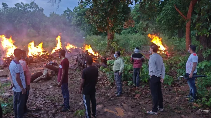बसवराजू समेत 8 माओवादियों का अंतिम संस्कार
