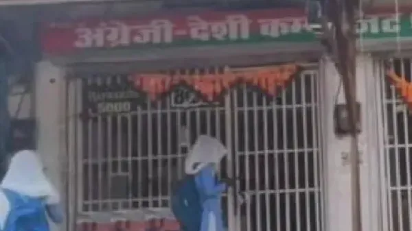 शराब खरीदती लड़कियां