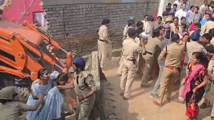  मरीन ड्राइव के लिए तोड़फोड