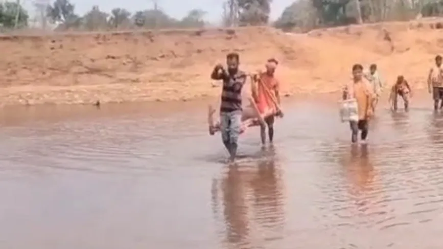 खाट में लादकर मरीज को अस्पताल पहुंचाने को मजबूर बस्तर के ग्रामीण