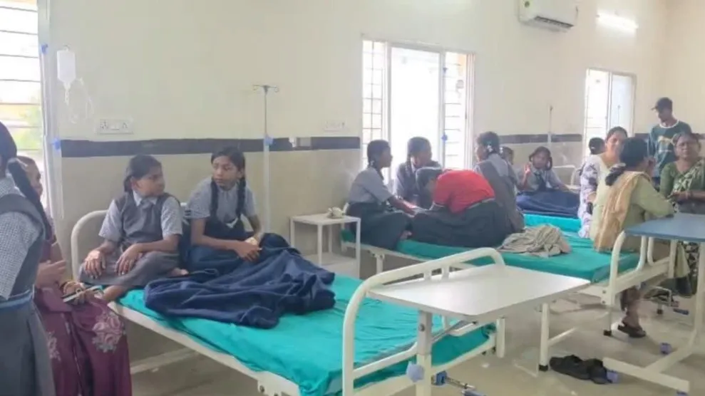 स्कूली बच्चे अस्पताल में
